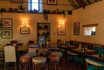 هتل The George Inn & Plaine