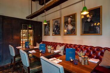 هتل The George Inn & Plaine