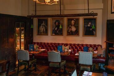 هتل The George Inn & Plaine