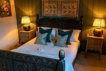 هتل The George Inn & Plaine
