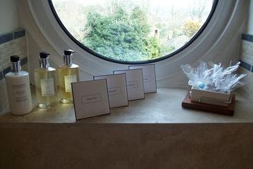 هتل The Manor Cullingworth Guest House