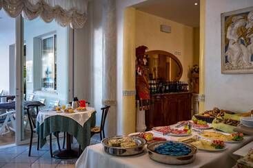 هتل Villa Dei Fiori   Sul Mare Con Piscina