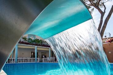هتل Villa Dei Fiori   Sul Mare Con Piscina