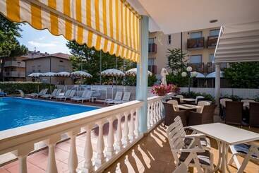 هتل Villa Dei Fiori   Sul Mare Con Piscina