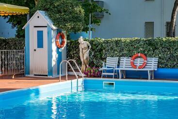هتل Villa Dei Fiori   Sul Mare Con Piscina