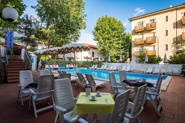 هتل Villa Dei Fiori   Sul Mare Con Piscina