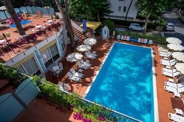 هتل Villa Dei Fiori   Sul Mare Con Piscina