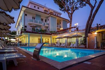 هتل Villa Dei Fiori   Sul Mare Con Piscina