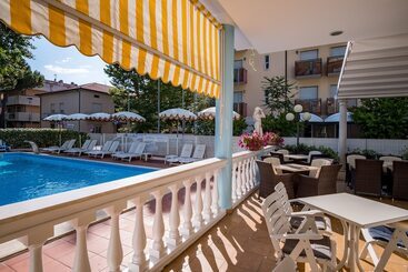 هتل Villa Dei Fiori   Sul Mare Con Piscina