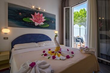 هتل Villa Dei Fiori   Sul Mare Con Piscina