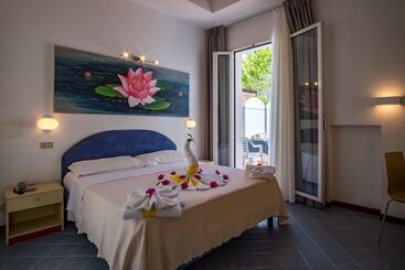 هتل Villa Dei Fiori   Sul Mare Con Piscina