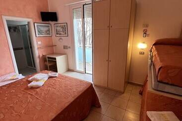 هتل Villa Dei Fiori   Sul Mare Con Piscina