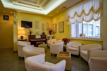 هتل Villa Dei Fiori   Sul Mare Con Piscina