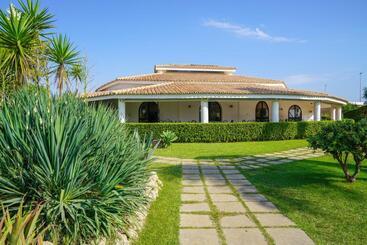 هتل Villaggio Spiagge Rosse