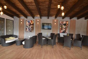 تختخواب و صبحانه Villa Mystic