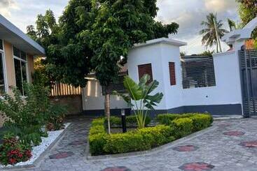 هتل Haika Home Lodge