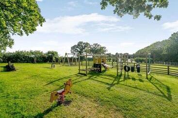 استراحتگاه Castle Brake Holiday Park