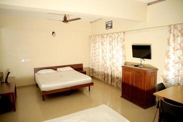 هتل Ashish Tourist Home