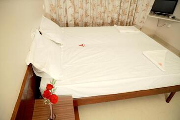 هتل Ashish Tourist Home