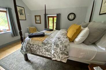 تختخواب و صبحانه Salmon Weir Lodge