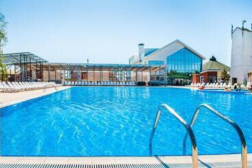 هتل Balqaragai Forest Family Resorts