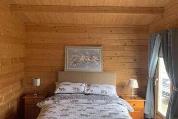 פנסיון Cheerful Cozy Cabin In Countryside