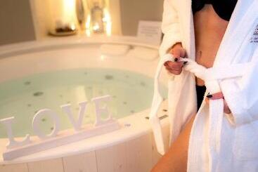 تختخواب و صبحانه Suite Albatros   Luxury Room