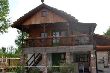هتل Achilles Park