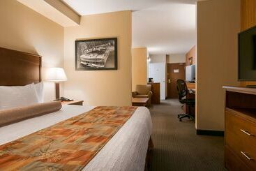 هتل Best Western Plus Service Inn & Suites