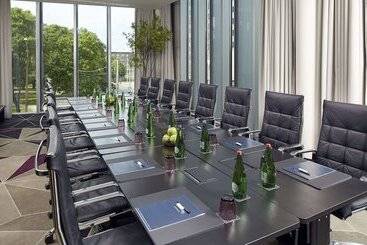 هتل Hilton Tallinn Park