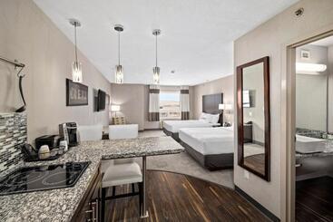 هتل Home Inn & Suites  Swift Current