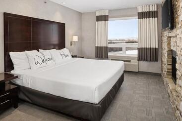 هتل Home Inn & Suites  Swift Current