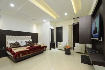 هتل Madhushrie