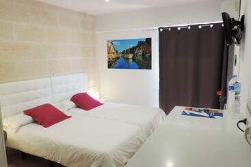 هتل Marblau Hostal