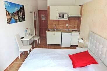 هتل Marblau Hostal