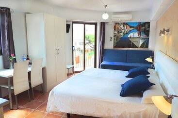 هتل Marblau Hostal