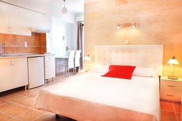 هتل Marblau Hostal