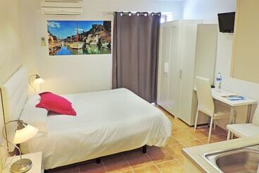 هتل Marblau Hostal
