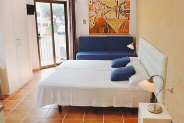 هتل Marblau Hostal