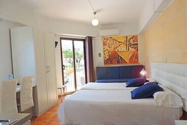 هتل Marblau Hostal