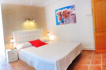هتل Marblau Hostal