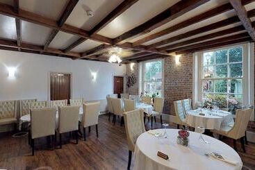هتل The Castle Inn