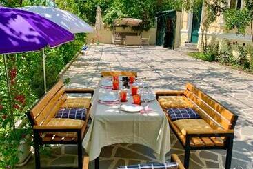 تختخواب و صبحانه Ekas Rosengarten