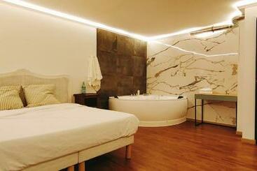 هتل Jacuzzi Love Suite