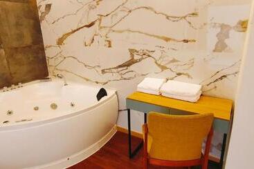 هتل Jacuzzi Love Suite