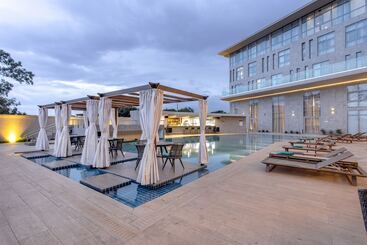 Alisa Hotel Tema