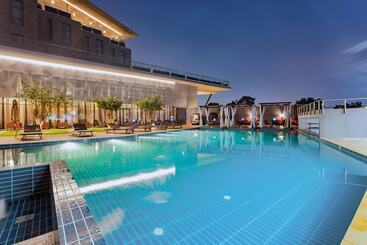 Alisa Hotel Tema