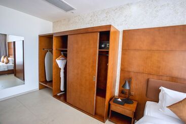 Alisa Hotel Tema
