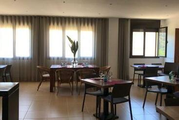 هتل Hostal Restaurant Mussons