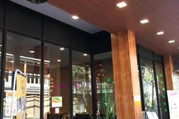 Baanpin Hostel And Cafe